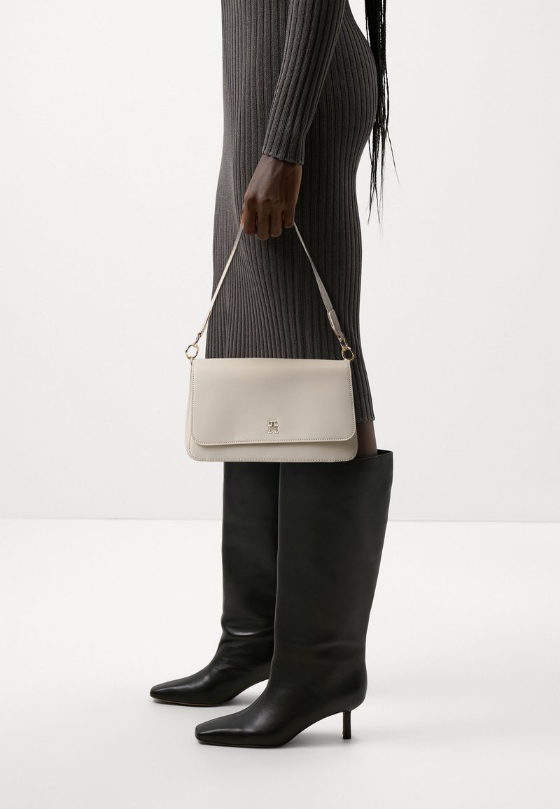 Tommy Hilfiger FRESH SHOULDER CROSSOVER - Käekott - classic beige