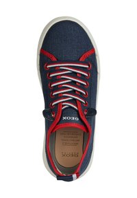 Zapatilla de tela en color marino con suela de goma blanca. Cordones rojos y blancos, forro rojo en contraste. Marca "Geox Respira" visible en la plantilla.