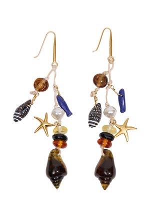 Pendientes con ganchos dorados que presentan cuentas colgantes, amuletos de estrellas de mar, conchas y piezas de vidrio en colores marrón, negro, azul, ámbar y perla.