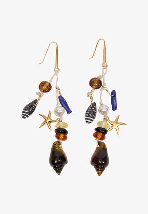 Boucles d'oreilles avec crochets en or ornées de perles pendantes, breloques en forme d'étoile de mer, coquillages et morceaux de verre en marron, noir, bleu, ambre et nacre.