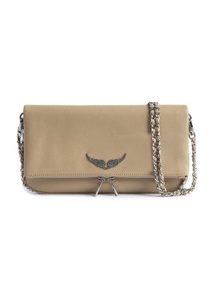 Pochette en cuir beige avec emblème ailé argenté, tirettes de fermeture éclair argentées et bandoulière chaîne argentée entrelacée de cuir beige.