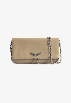 Clutch de cuero beige con un emblema de ala plateada, tiradores de cremallera plateados y una correa de cadena plateada entrelazada con cuero beige.