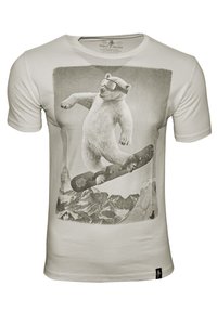 Weißes Baumwoll-T-Shirt mit einem grauen Grafikmotiv eines Eisbären, der auf einem Berg im Hintergrund snowboardet. Kurze Ärmel und Rundhalsausschnitt.