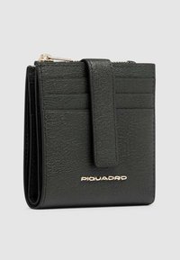 Zwarte leren portemonnee met meerdere kaartsleuven, een gestructureerde afwerking en een gouden logodetail. Het heeft een veilige sluiting en een compact ontwerp.