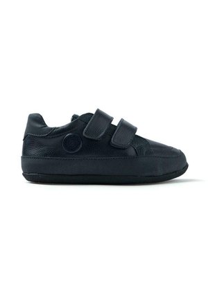 Baskets noires en cuir texturé avec une semelle en caoutchouc, dotées de deux bandes réglables en velcro et d'un logo circulaire sur le côté.