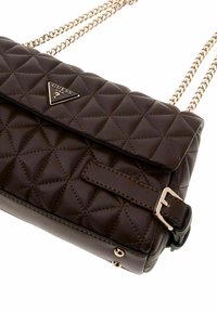 Sac à main matelassé marron en matériau synthétique, avec un logo triangulaire, une bandoulière chaîne et un accent boucle sur le côté.