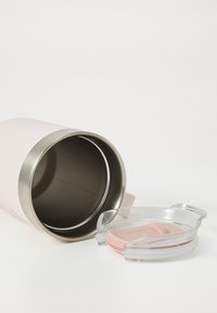 Boca od nehrđajućeg čelika u svijetlo ružičastoj boji, s srebrnim rubom. Uključuje prozirni poklopac s više segmenata s ružičastim naglascima.