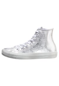 Stříbrné vysoké tenisky s texturovaným, plazovitým povrchem, bílými tkaničkami a bílou gumovou podrážkou se vzorovaným špičkou.