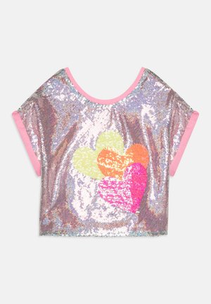 Top corto a maniche corte con bordo rosa, coperto di paillettes multicolori e con un design a cuore arancione, rosa e giallo.