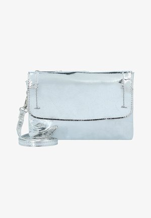 Bolso bandolera metálico plateado con una textura suave, tapa plegable y correa desmontable. Presenta costuras a lo largo de los bordes y un diseño elegante.