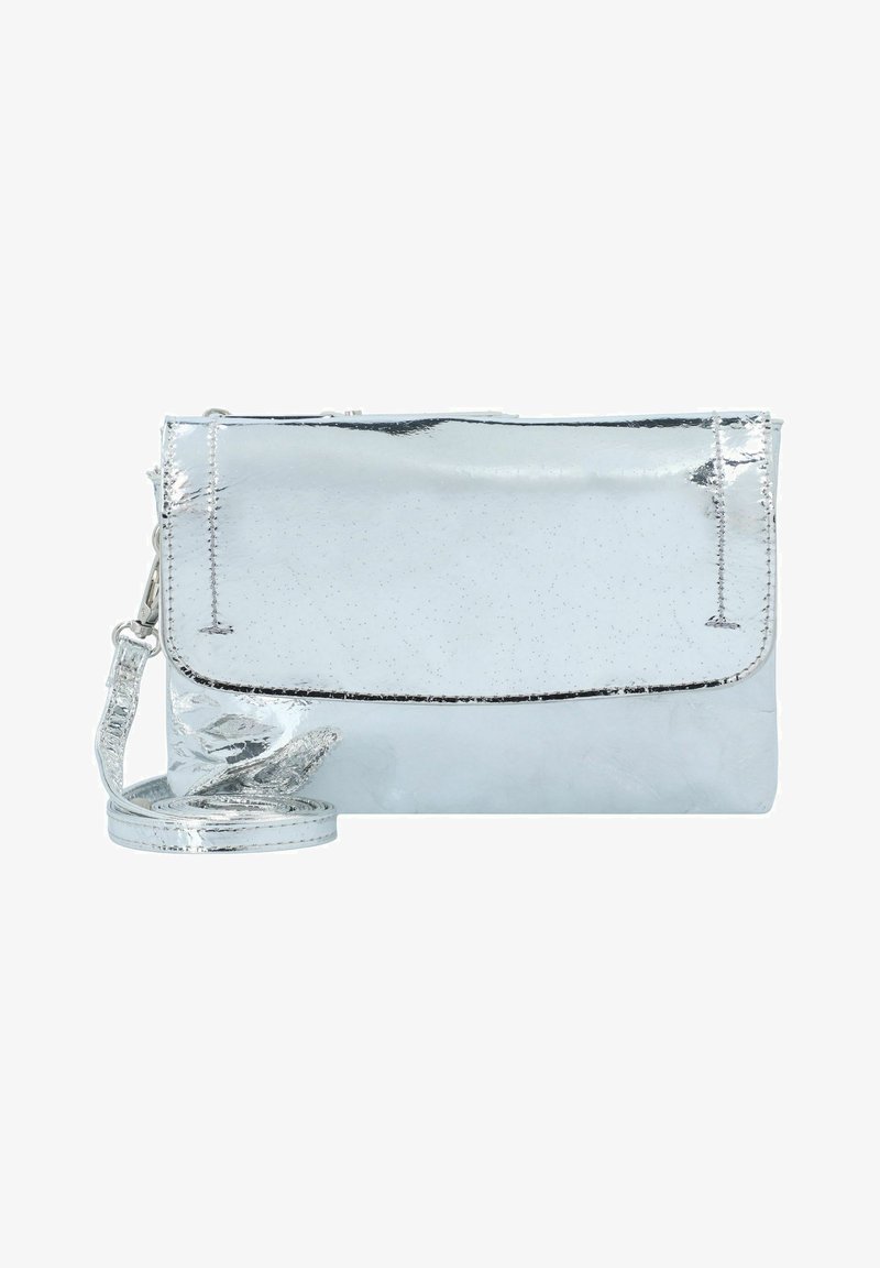 Zilveren metallic schoudertas met een gladde textuur, omklapbare flap en afneembare schouderriem. Heeft stiksels langs de randen en een strak ontwerp.