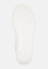 Λευκή σόλα αθλητικού παπουτσιού από καουτσούκ με υφή μοτίβων, διαμορφωμένες καμπυλότητες και ορατό λογότυπο της μάρκας. Το μέγεθος 38 είναι σημειωμένο στην κάτω πλευρά.