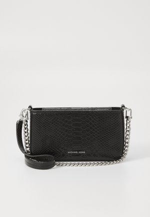 Sac bandoulière en cuir noir embossé de serpent avec une chaîne en argent, présentant une texture lisse et un logo de marque embossé à l'avant.
