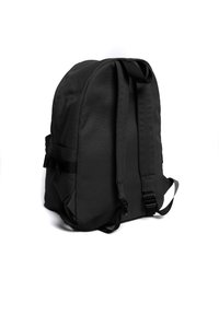 Musthave mustrakk seljakott reguleeritavate rihmadega, küljkottide ja lihtsa disainiga. Tekstureeritud pind koos mustade riistade detailidega.