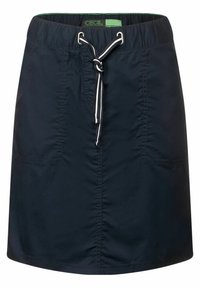 Falda azul marino con cinturilla elástica y cordón, dos bolsillos laterales y una textura suave y ligera.