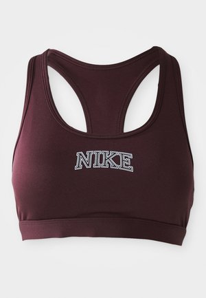 Tamno vínovo Nike sportski grudnjak s dizajnom racerback i bijelim obrubljenim tekstom "NIKE" centriranim na prednjoj strani.