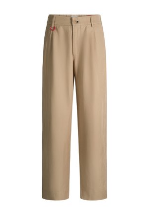Beige rechte broek met tailleband, riemlussen, knoopsluiting, ritssluiting en een klein rood ringetje bij de linkerzak.