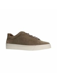 Bruine suède sneakers met een laag profiel ontwerp, ronde neus, zes veterogen en een witte rubberen zool. Glad oppervlak met minimale stikseldetails.