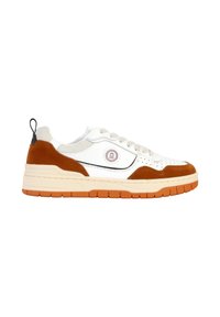 Baskets en cuir blanc et suède marron avec des accents perforés, semelle intermédiaire beige et semelle extérieure en caoutchouc orange. Dotées d'une languette noire et d'un détail logo.