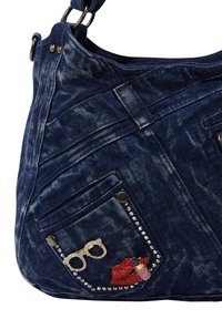 Denim handtas in donkerblauw met zilverkleurige studs, twee voorvakken en decoratieve motieven: brillen, rode lippen en een lipstick.