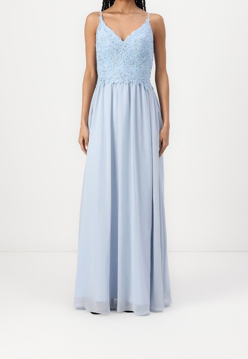 Robe de soirée bleu clair avec un corsage en dentelle, un décolleté en V et des bretelles ajustables. La jupe est fluide et atteint le sol.