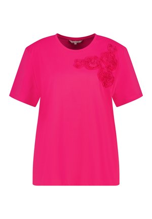 Heldere roze damesoverhemd met korte mouwen, ronde halslijn en stoffen bloemenappliqués op de bovenste linkerkant van de borst.