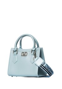 Sac à main bleu clair en matériau brillant. Dispose de deux poignées arrondies, d'une bandoulière rayée amovible et d'un accent de logo métallique.