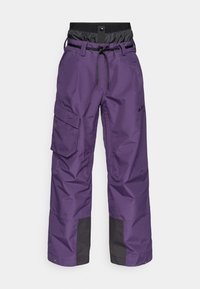 Pantalones de nieve morados con una cinturilla negra, cordón ajustable, bolsillo tipo carga y acentos contrastantes en negro en los puños. Material duradero e impermeable.