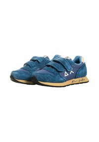 Sneakers atletici blu con tomaia in suede e rete, cinturini in velcro, suola in gomma e accenti bianchi del logo. Testo "Corri più veloce" sul lato.