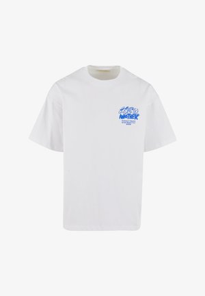 T-shirt bianca in cotone con maniche corte, caratterizzata da testo e design grafico blu sulla parte frontale. Taglio dritto e stile colletto girocollo.