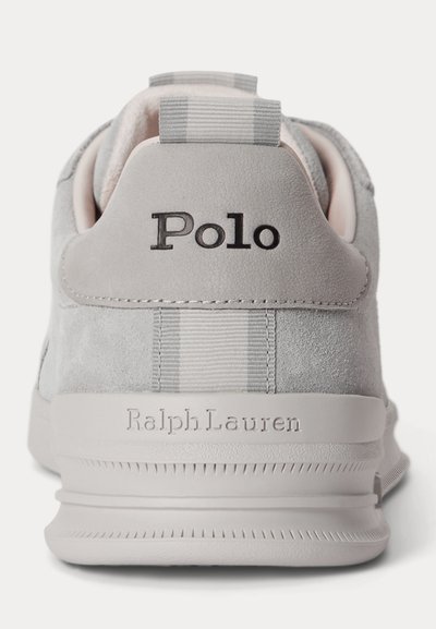 Πίσω όψη ανοιχτόγκρι sneaker Polo Ralph Lauren με υφή σουέτ, υφασμάτινο λουράκι έλξης και ανάγλυφα λογότυπα της μάρκας στη φτέρνα και τη σόλα.