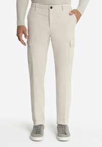 Beige cargobroek met een recht model, voorzien van zijzakken, een sluiting aan de voorkant en een soepele katoenstof. Casual stijl met een minimale textuur.