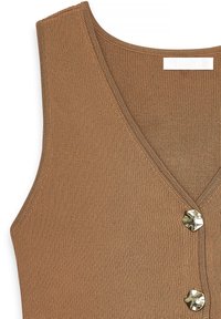 Gilet marrone lavorato a maglia con scollatura a V, caratterizzato da tre bottoni metallici nella parte anteriore. La texture è liscia e a coste.