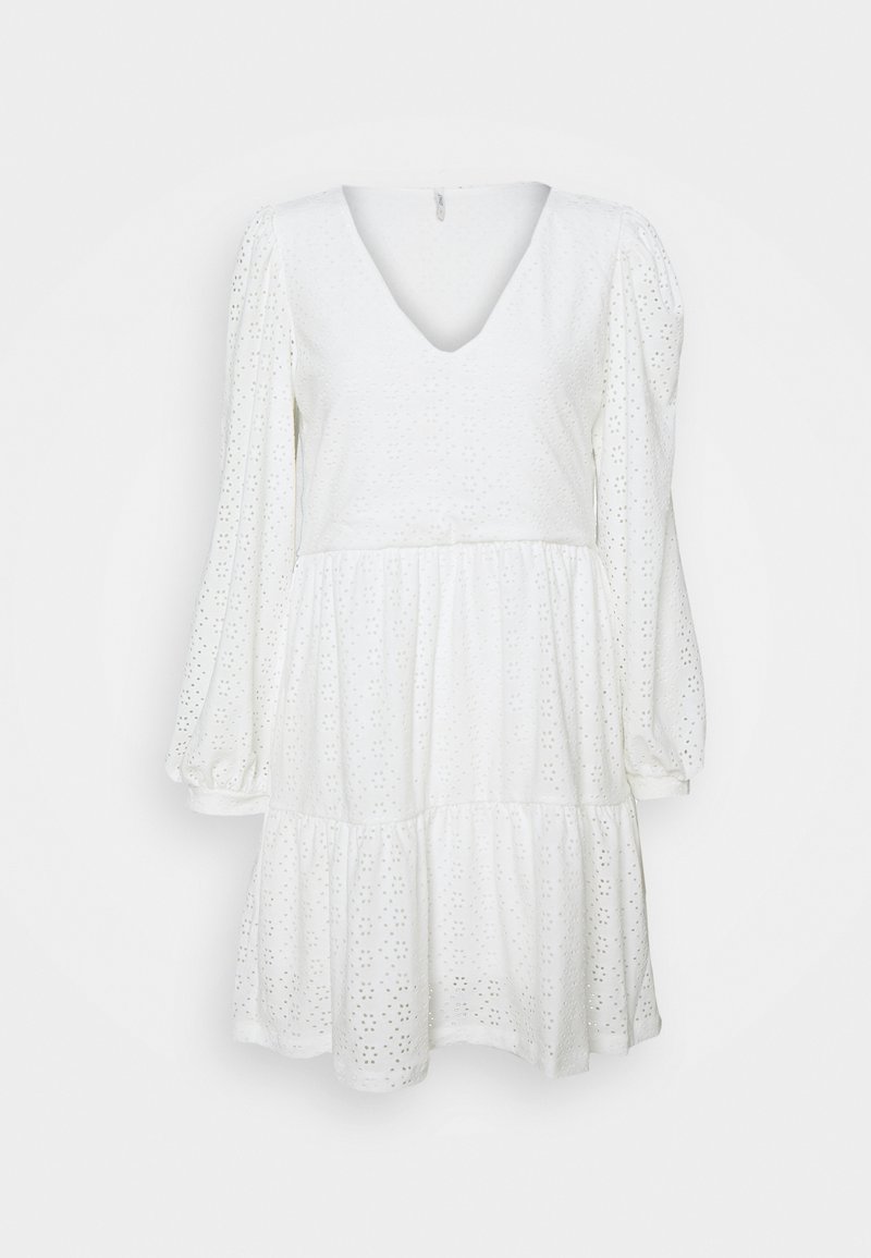 Robe blanche à manches longues avec col en V, manches bouffantes, taille cintrée et tissu en dentelle ajourée présentant de petits motifs floraux.