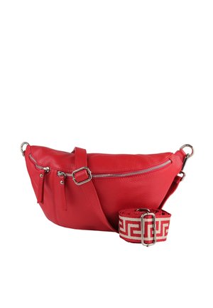 Rode leren heuptas met zilverkleurige ritsen en een verstelbare afneembare riem met een rood-wit geometrisch patroon.
