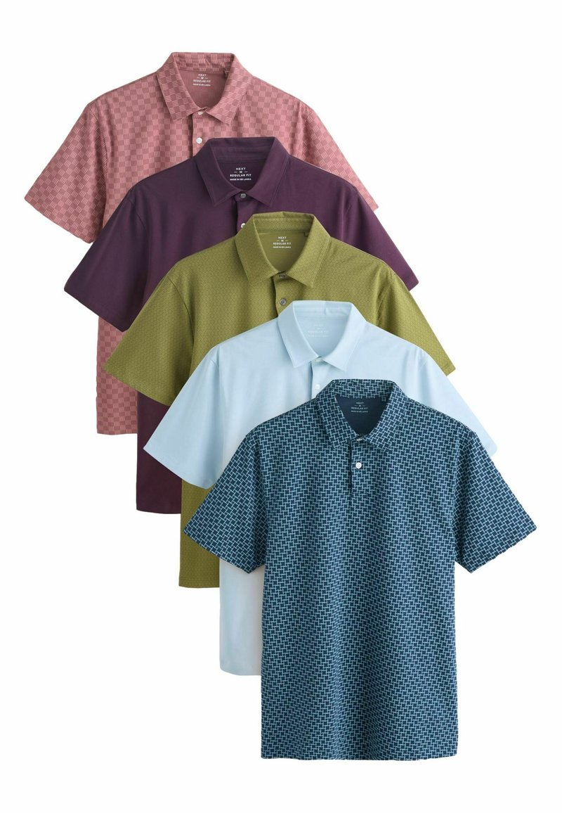 Piecas īsās piedurknes polo krekls dažādās krāsās: ķiršu sarkana, zaļa, gaisīgi zila un tumši zila ar rakstiem, uzsverot fakturētus audumus un pogu apkakles.