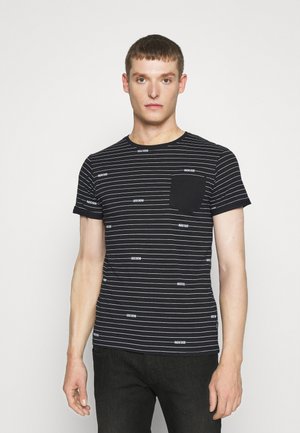 Sort stribet t-shirt med hvide vandrette striber og en brystlomme. Den har små tekstmønstre over hele, lavet af en bomuldsblanding.