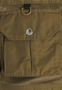 Olivgrön tygficka med lock, tryckknapp märkt "THE NORTH FACE", svart ögla och meshkant på plagget.