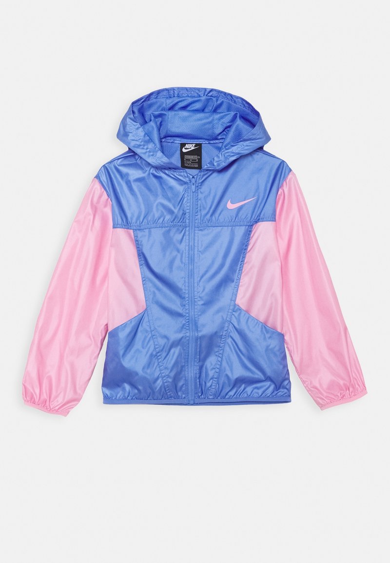 Nike windbreaker jack met een blauwe romp en roze mouwen, een capuchon, een ritssluiting aan de voorkant en een klein logo op de borst. Glad, glanzend materiaal.