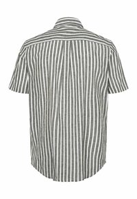 Kratkoročna majica v zeleni in beli navpični črti. Narejena iz lahkega materiala s klasičnim ovratnikom in zaobljenim robom.