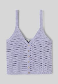 Top court en tricot lilas avec un col en V, des bretelles ajustables et des boutons décoratifs sur le devant ; présente un motif de crochet ouvert semblable à de la dentelle.