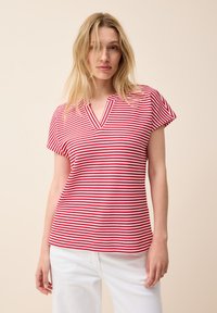 Rød- og hvidstribet t-shirt med korte ærmer og V-udskæring, lavet af struktureret stof. Har en afslappet pasform og en lige kant.