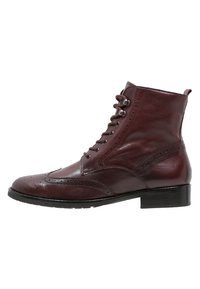 Botas de cuero burdeos hasta el tobillo con detalles de brogue, punta redonda y diseño de cordones. Presenta un tacón bajo tipo bloque y una textura suave.