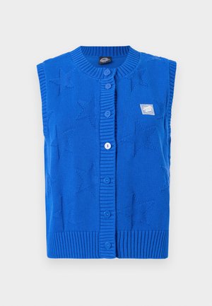 Blå ermeløs cardigan med stjernemønster, ribbet krage og kant, og fem knappelukkinger foran. Myk strikket tekstur.