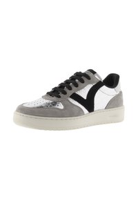 Baskets avec une tige en matériaux mixtes, présentant des accents en métal argenté, en suède noir et en suède gris, reposant sur une semelle en caoutchouc blanche.