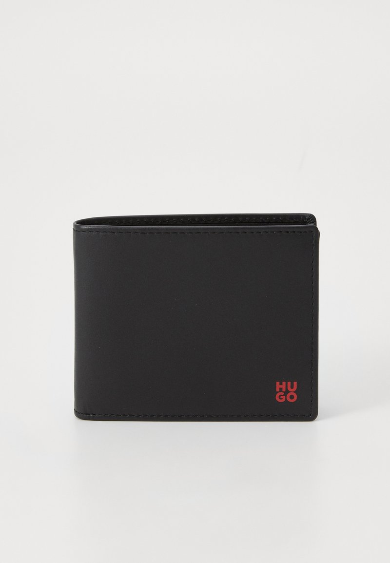 Portefeuille en cuir noir avec une texture lisse. Présente un logo "HUGO" rouge en bas à droite. Design pliable en deux, avec peu de détails de couture.