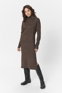 Robe midi en tricot marron avec un col montant, des manches longues, des fentes latérales, associée à des bottes en cuir noires montantes. Texture lisse dans l'ensemble.