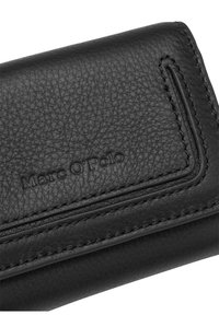 Portafole in pelle nera con finitura texture,logo impresso e cuciture sottili lungo i bordi. Design minimalista.