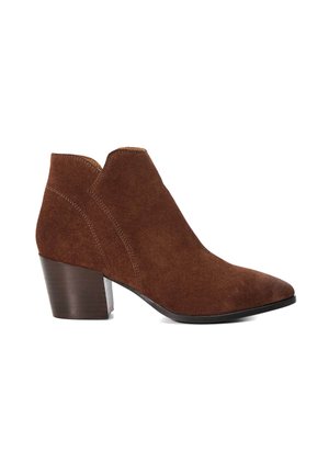 Botte cheville en daim marron avec un bout pointu, des côtés bas et un talon empilé. Présente des détails de couture subtils le long des coutures.