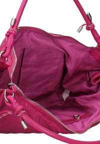 Sac à main en cuir rose avec une texture douce, fermeture éclair, et une poche intérieure ; doté d'une doublure lisse et de poignées robustes.